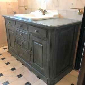 Patine sur meuble de salle de bain.