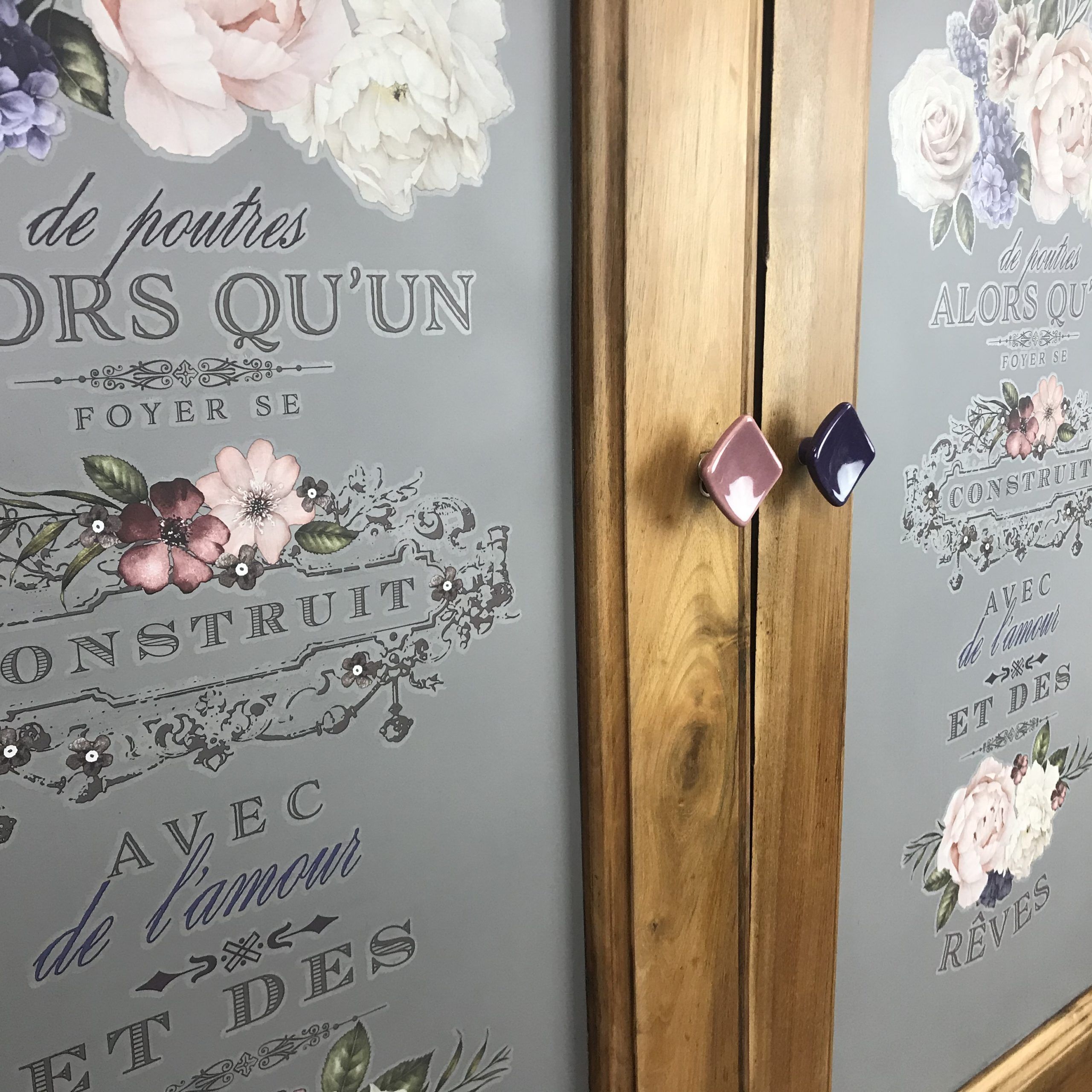 Mariage du bois, de la peinture mat et du transfert