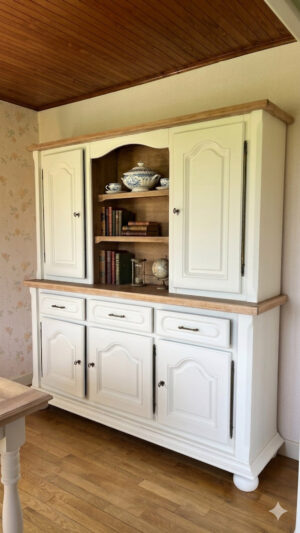 Buffet deux corps relooké blanc et bois naturel