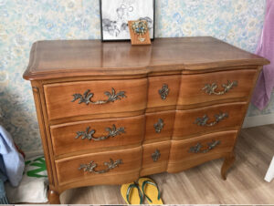 Commode merisier trois tiroirs avant relooking